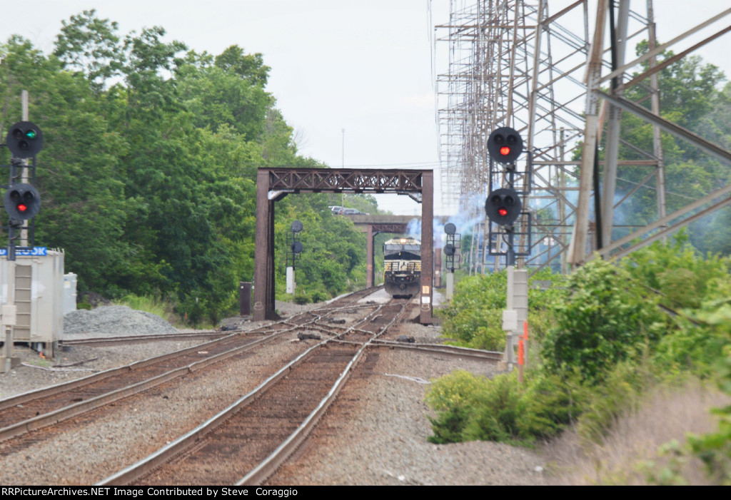 NS 62V waiting to be met and passed by NS 11N 